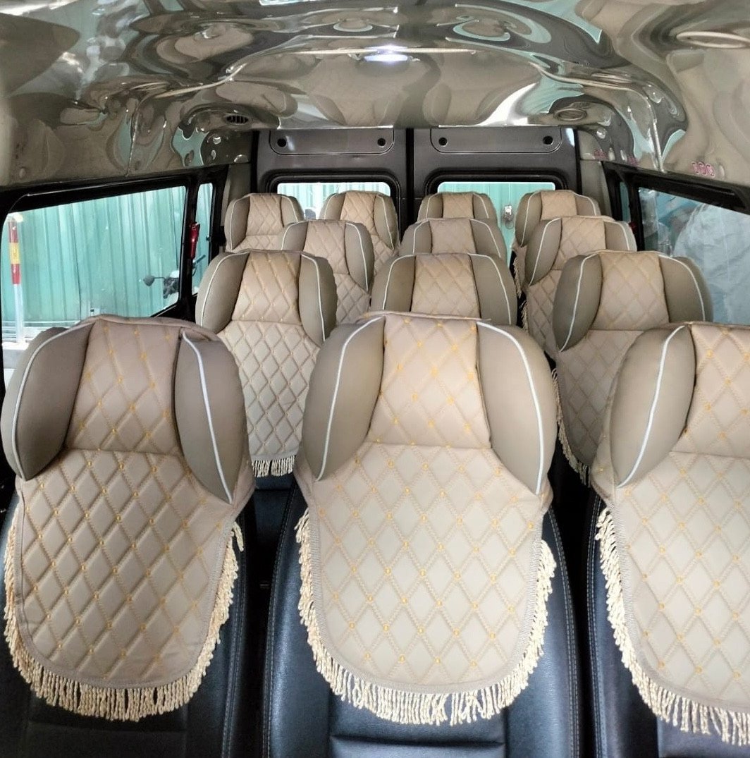 Hình ảnh một chiếc xe khách cỡ lớn được trang bị nội thất sạch sẽ, hiện đại, sẵn sàng cho hành trình dài