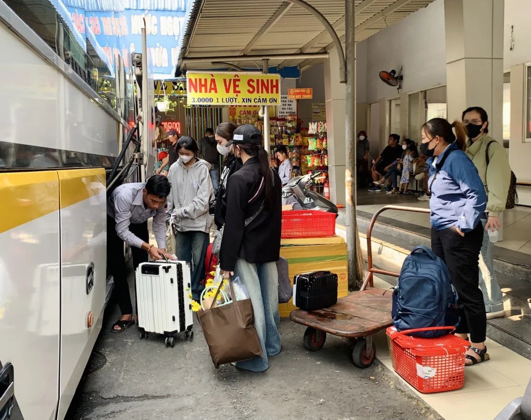 Hình ảnh một chiếc xe khách đang rời bến xe miền Tây