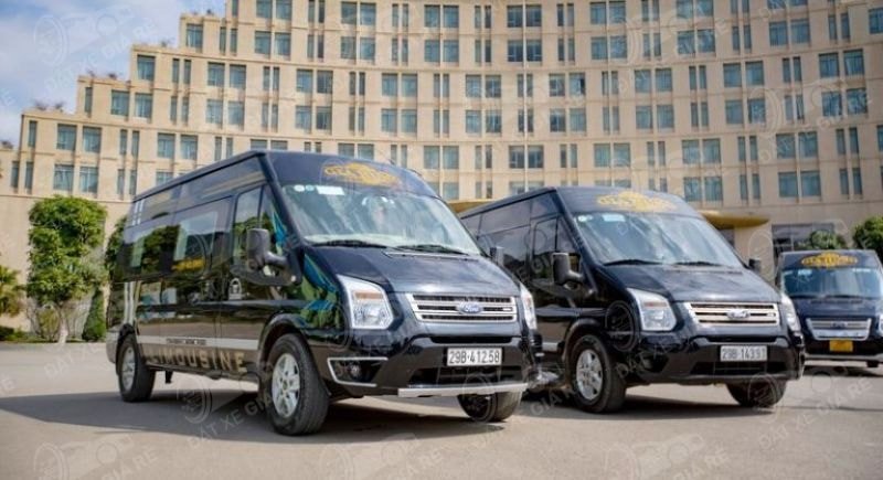 Hình ảnh một chiếc xe khách đời mới đang di chuyển trên đường