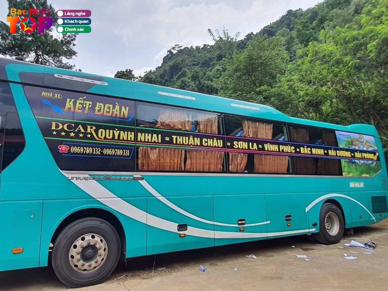 Hình ảnh một chiếc xe khách ghế ngồi sạch sẽ, có điều hòa, đại diện cho các lựa chọn tiết kiệm