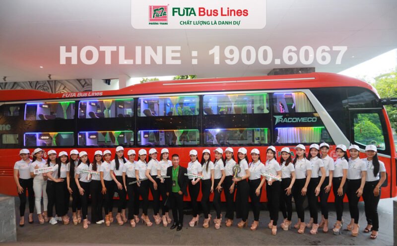 Hình ảnh một chiếc xe khách giường nằm cao cấp của Phương Trang trên đường đi, thể hiện sự hiện đại và tiện nghi của phương tiện di chuyển.