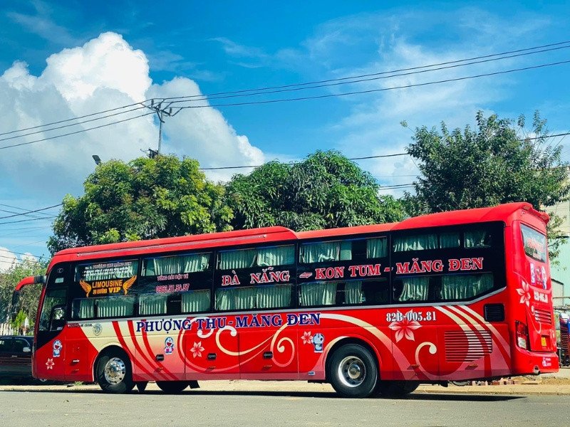 Hình ảnh một chiếc xe khách giường nằm hiện đại trên cung đường đèo núi