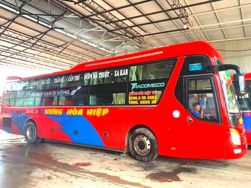 Hình ảnh một chiếc xe khách giường nằm hiện đại trên đường cao tốc