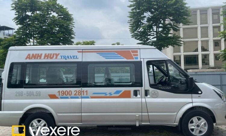 Hình ảnh một chiếc xe khách hiện đại của nhà xe Anh Huy đang di chuyển trên đường cao tốc