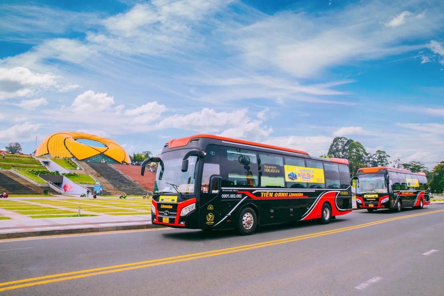 Hình ảnh một chiếc xe khách hiện đại đang chuẩn bị rời bến tại Đắk Lắk