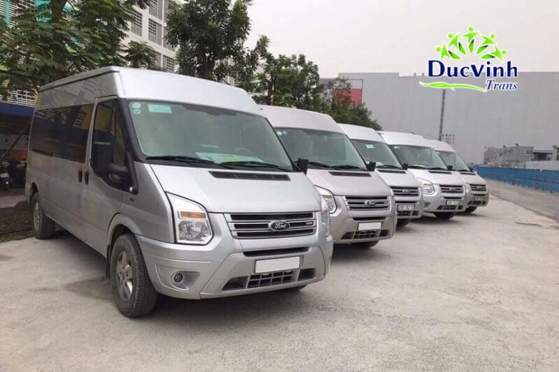 Hình ảnh một chiếc xe khách hiện đại đang dừng đỗ ngay ngắn