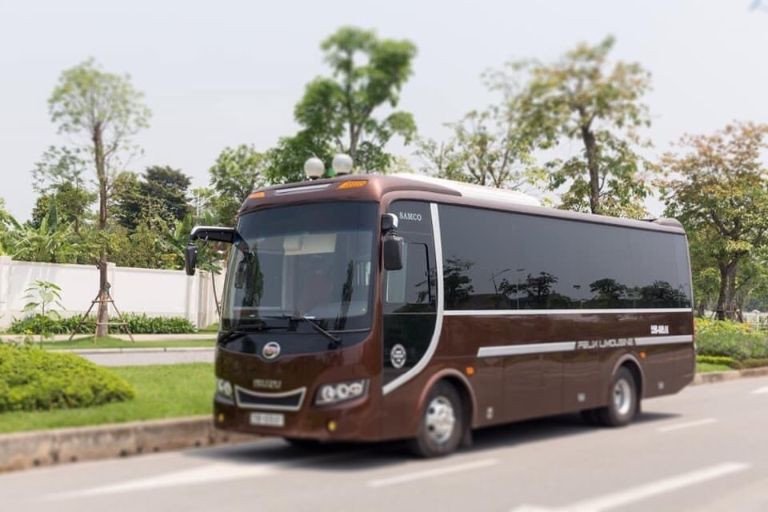 Hình ảnh một chiếc xe khách limousine 16 chỗ đang di chuyển trên đường, biểu tượng cho tuyến Hà Nội Hà Nam