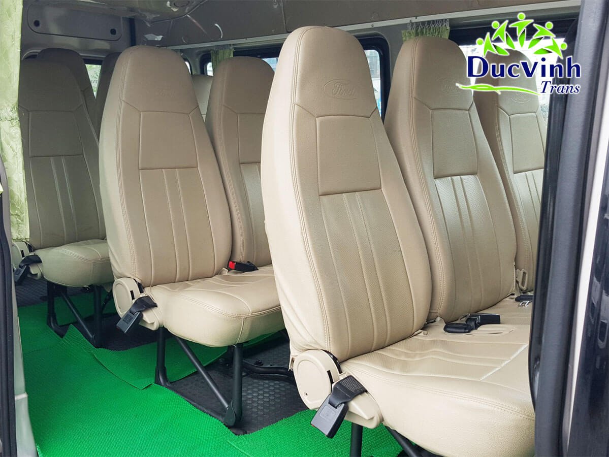 Hình ảnh một chiếc xe khách màu trắng đang di chuyển trên đường cao tốc