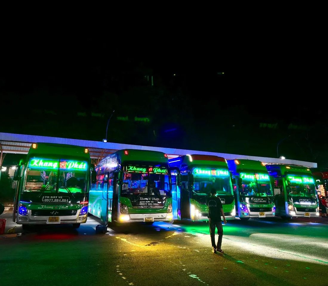 Hình ảnh một chiếc xe khách sạch sẽ, hiện đại đang chờ đón khách