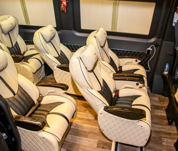 Hình ảnh một chiếc xe khách tiêu chuẩn của hãng, thể hiện sự chuyên nghiệp trong vận hành trên đường cao tốc