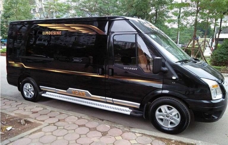 Hình ảnh một chiếc xe limousine cao cấp phục vụ tuyến Hà Nội Tuyên Quang