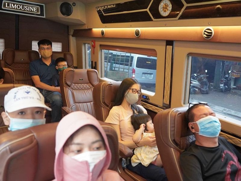 Hình ảnh một chiếc xe limousine chất lượng cao đang dừng đỗ tại bến xe, sẵn sàng đón khách