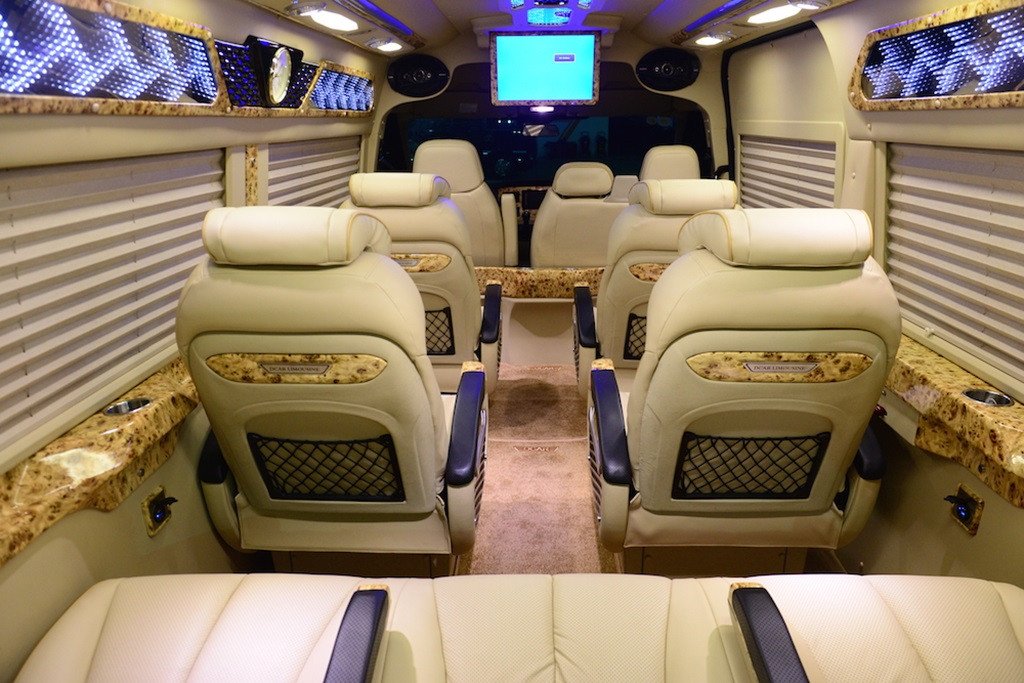 Hình ảnh một chiếc xe limousine đang chạy trên đường cao tốc