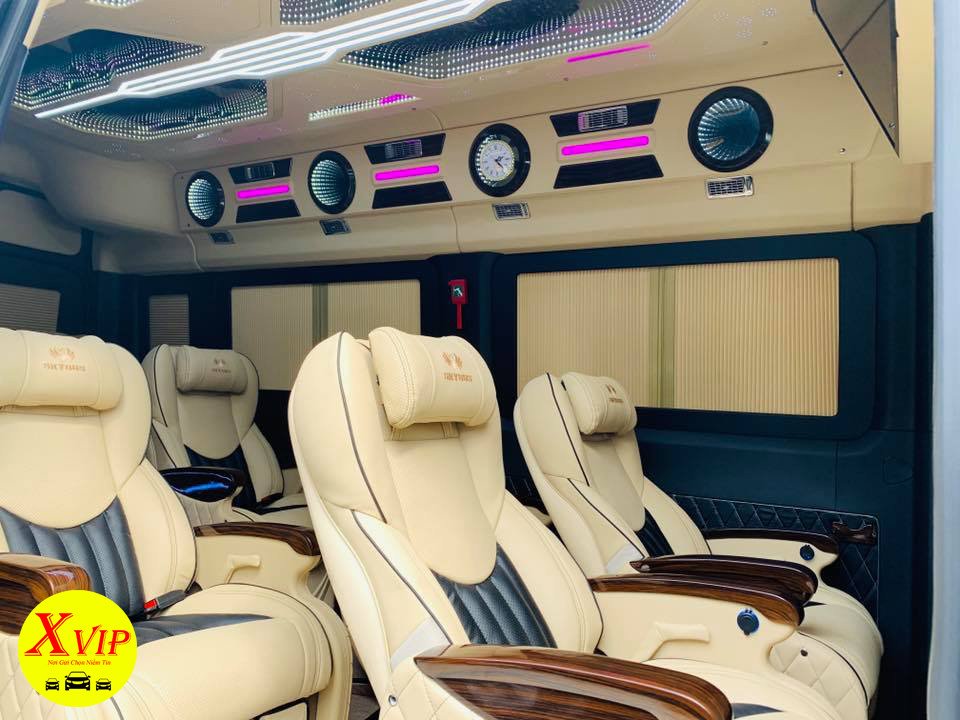 Hình ảnh một chiếc xe Limousine đang đỗ chờ khách