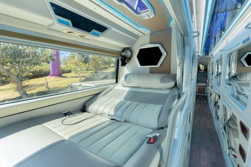 Hình ảnh một chiếc xe limousine giường nằm hiện đại của nhà xe trên đường di chuyển