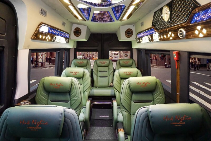 Hình ảnh một chiếc xe limousine hiện đại của nhà xe Huệ Nghĩa trên đường, thể hiện sự chuyên nghiệp trong dịch vụ xe Huệ Nghĩa Sài Gòn - Tây Ninh