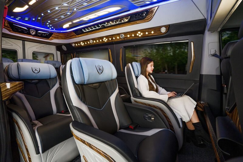 Hình ảnh một chiếc xe Limousine hiện đại đang di chuyển trên đường