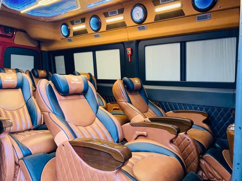 Hình ảnh một chiếc xe limousine hiện đại, nội thất được trang bị đầy đủ tiện nghi cho hành khách đi lại giữa Hà Nội và Hà Nam
