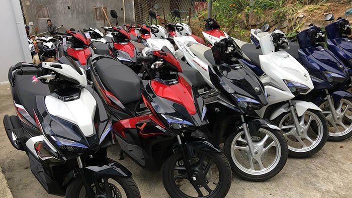 Hình ảnh một chiếc xe máy 100cc đang chạy trên đường phố