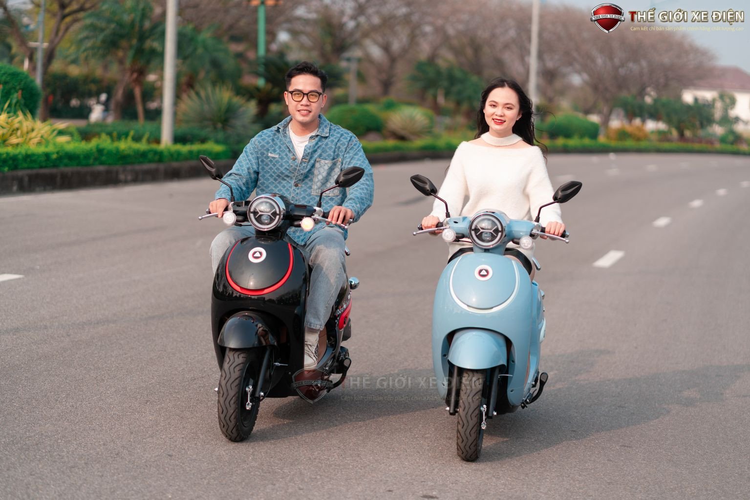 Hình ảnh một chiếc xe máy 50cc đang di chuyển trên đường