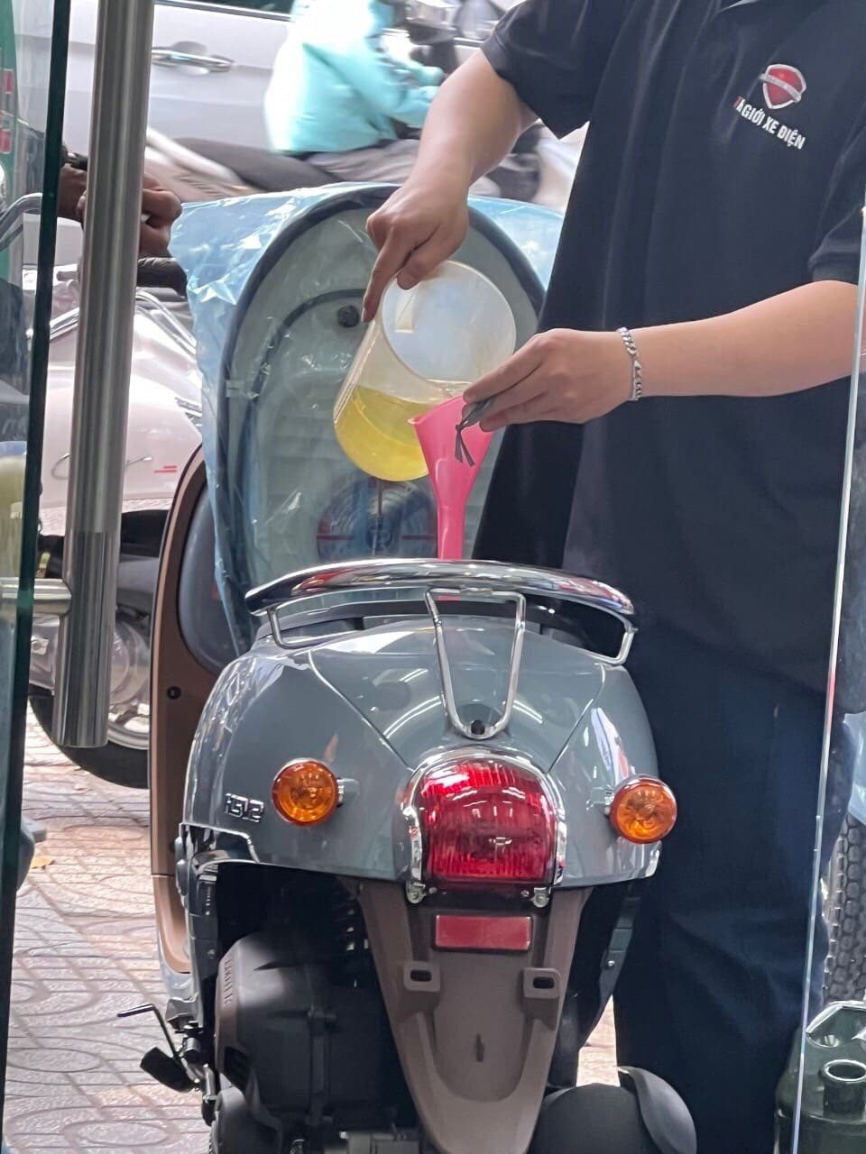 Hình ảnh một chiếc xe máy 50cc đang đổ xăng