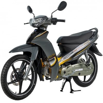 Hình ảnh một chiếc xe máy 50cc Sirius màu đen đang di chuyển trên đường phố