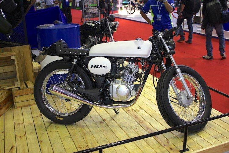 Hình ảnh một chiếc xe máy cafe racer cổ điển đang đỗ trên phố