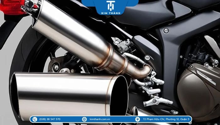 Hình ảnh một chiếc xe máy đang di chuyển trên đường trong điều kiện thời tiết tốt