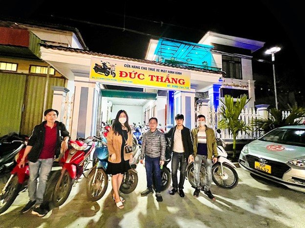 Hình ảnh một chiếc xe máy đang đỗ trên con đường quê yên bình ở Ninh Bình