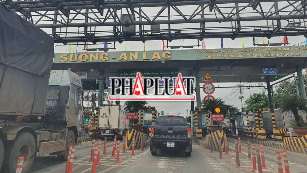 Hình ảnh một chiếc xe máy đang đổ xăng tại trạm dịch vụ, nhấn mạnh việc lựa chọn nhiên liệu