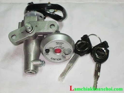 Hình ảnh một chiếc xe máy đang được kiểm tra bộ phận khóa, minh họa cho nhu cầu bảo dưỡng hệ thống khóa an ninh