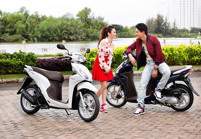 Hình ảnh một chiếc xe máy đang được lắp đặt thiết bị định vị GPS