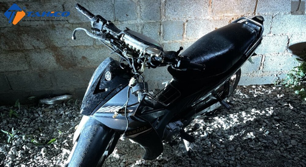 Hình ảnh một chiếc xe máy đang được tháo lắp kiểm tra phuộc trước