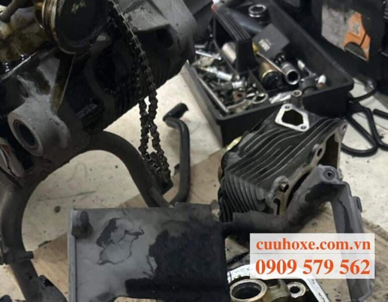 Hình ảnh một chiếc xe máy đang gặp sự cố trên đường, cần được hỗ trợ