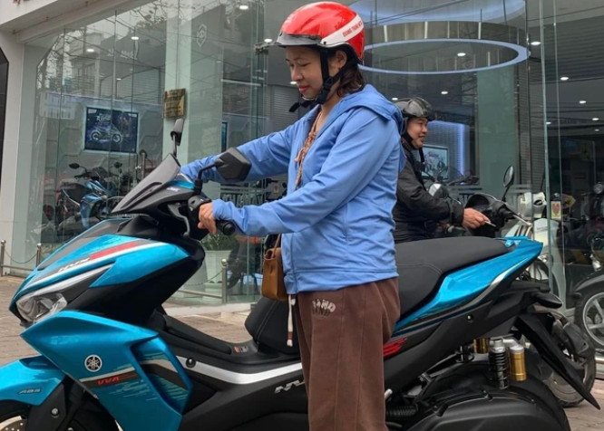 Hình ảnh một chiếc xe máy đang tham gia giao thông trên đường phố đông đúc