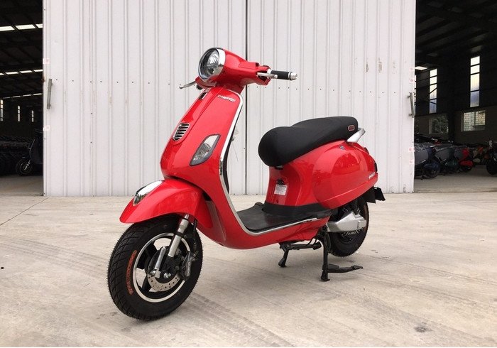 Hình ảnh một chiếc xe máy điện bị bong tróc sơn sau khi được sơn lại