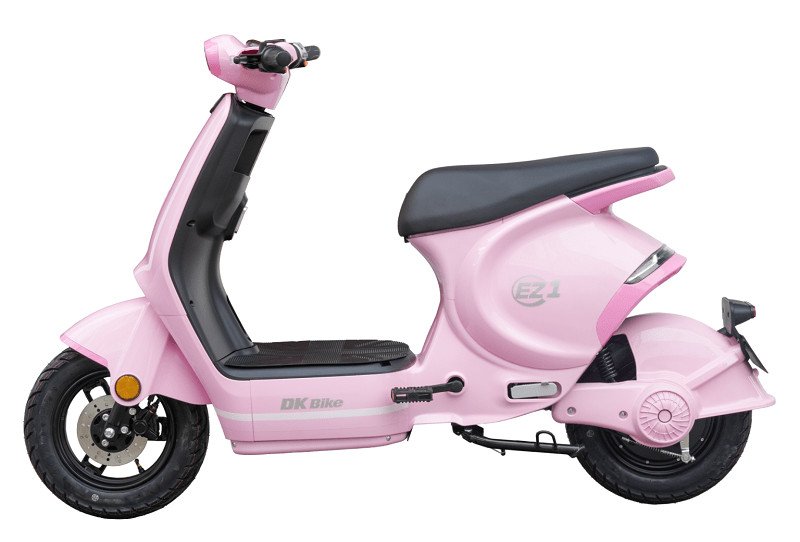 Hình ảnh một chiếc xe máy điện cũ màu xanh đang đỗ trước cổng một cửa hàng