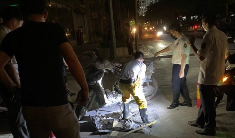 Hình ảnh một chiếc xe máy điện đang sạc và bốc cháy trong nhà