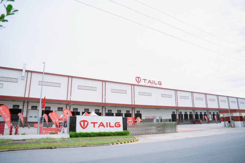 Hình ảnh một chiếc xe máy điện TAILG màu đỏ nổi bật trên nền đường nhựa