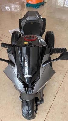 Hình ảnh một chiếc xe máy điện trẻ em với màu sắc tươi sáng, thu hút sự chú ý của trẻ nhỏ