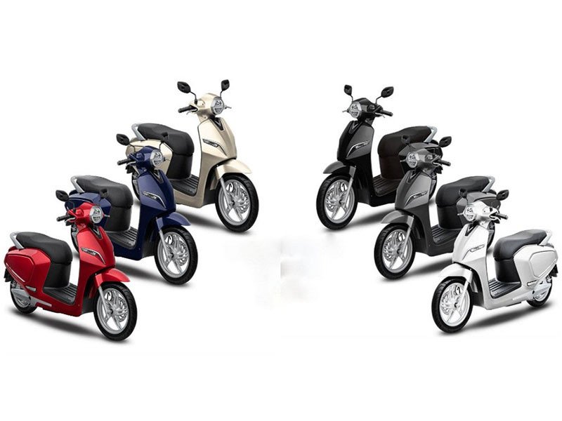 Hình ảnh một chiếc xe máy điện VinFast đang sạc hoặc hiển thị bảng điều khiển kỹ thuật số