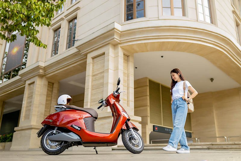 Hình ảnh một chiếc xe máy điện VinFast đang sạc pin trong nhà với màn hình hiển thị thông tin