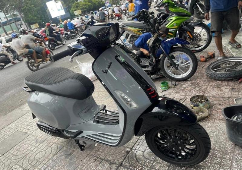 Hình ảnh một chiếc xe máy điện với các vết xước trên thân vỏ