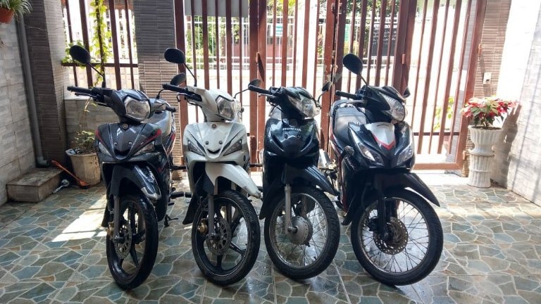 Hình ảnh một chiếc xe máy được bảo dưỡng kỹ lưỡng sẵn sàng cho khách hàng