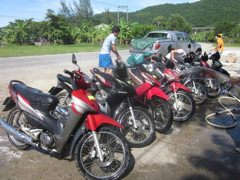 Hình ảnh một chiếc xe máy được bảo dưỡng tốt sẵn sàng cho chuyến đi