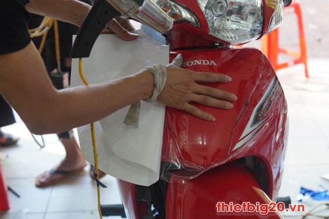 Hình ảnh một chiếc xe máy được dán đề can trong suốt để bảo vệ sơn xe