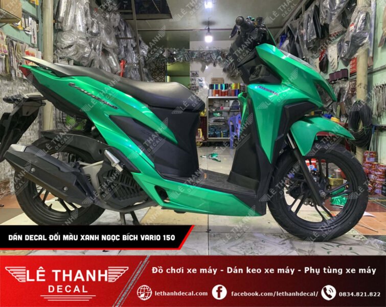Hình ảnh một chiếc xe máy được dán decal màu xanh ngọc bích sáng bóng