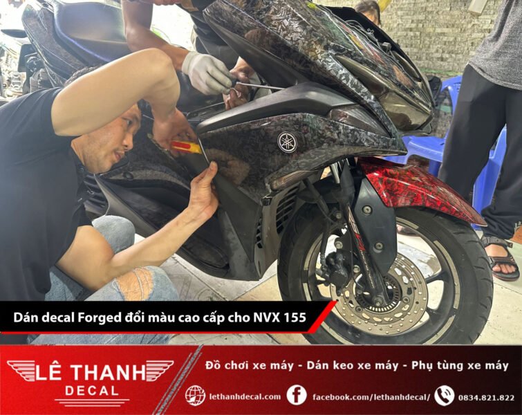 Hình ảnh một chiếc xe máy được dán decal với thiết kế nổi bật