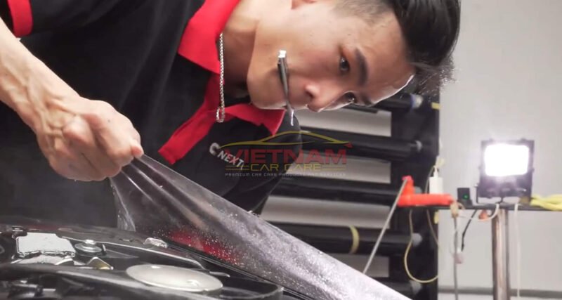 Hình ảnh một chiếc xe máy được dán phim PPF cao cấp, lớp phim trong suốt ôm sát các chi tiết nhựa và kim loại.