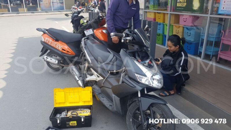 Hình ảnh một chiếc xe máy được kéo bằng xe chuyên dụng trên đường phố